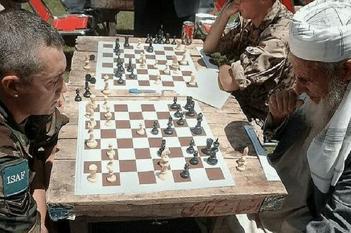 塔利班已禁止下国际象棋,并宣布其为“哈拉姆”(伊斯兰教法禁止的)。
