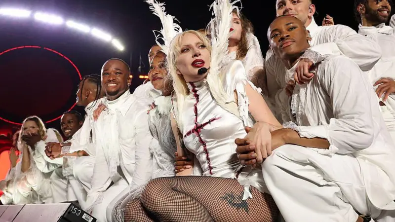 Lady Gaga 在巴西举行的演唱会上，一起恐怖袭击被阻止，这场演唱会吸引了 210 万名观众。