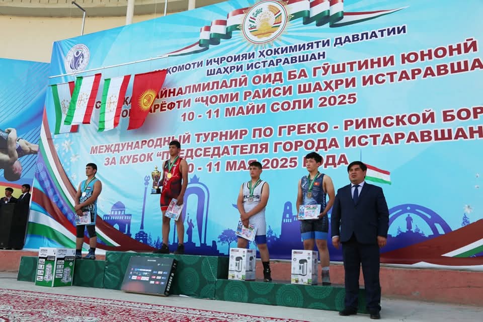 市长杯国际古典式摔跤锦标赛在伊斯塔拉夫尚举行。