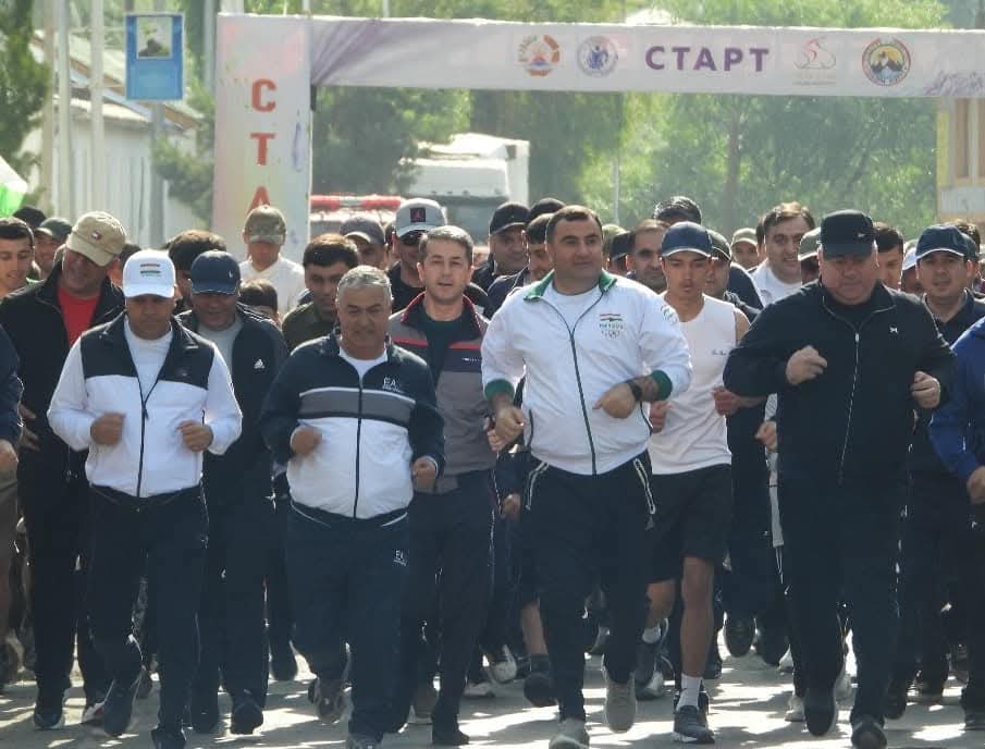 全国青年节赛跑和自行车马拉松在霍罗格举行。