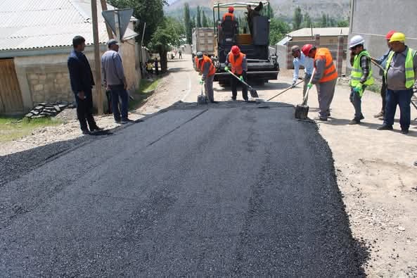 彭吉肯特的大规模道路沥青铺设工程仍在继续。