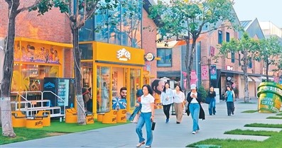在中国，废弃的工厂和仓库正在变成很受欢迎的购物中心。