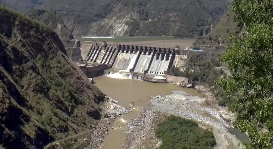 印度关闭查谟和克什米尔地区的水坝后，巴基斯坦境内的杰纳布河水位变得非常浅。