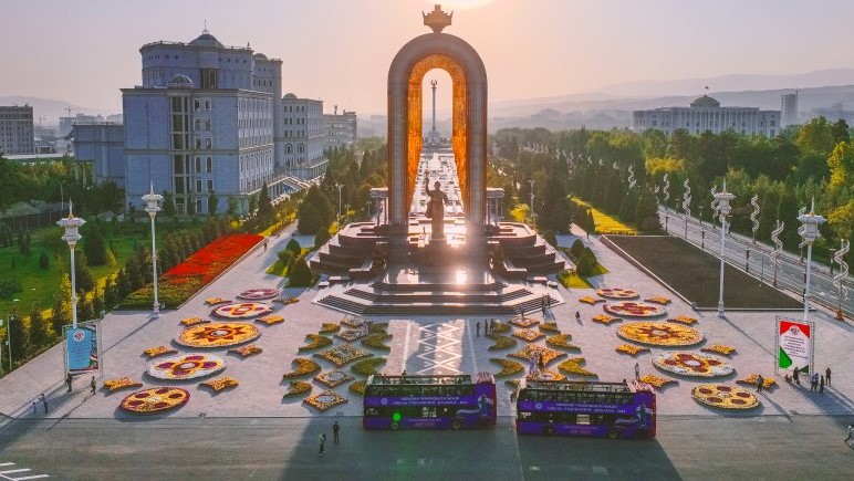 红巴士旅游公司新一季的旅游行程在杜尚别拉开帷幕。