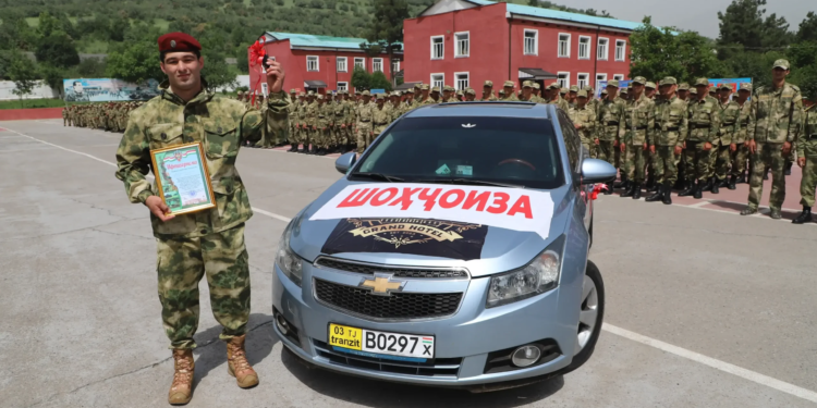 士兵里佐耶夫·肖德蒙赢得了汽车——共和国摔跤锦标赛的主要奖品。