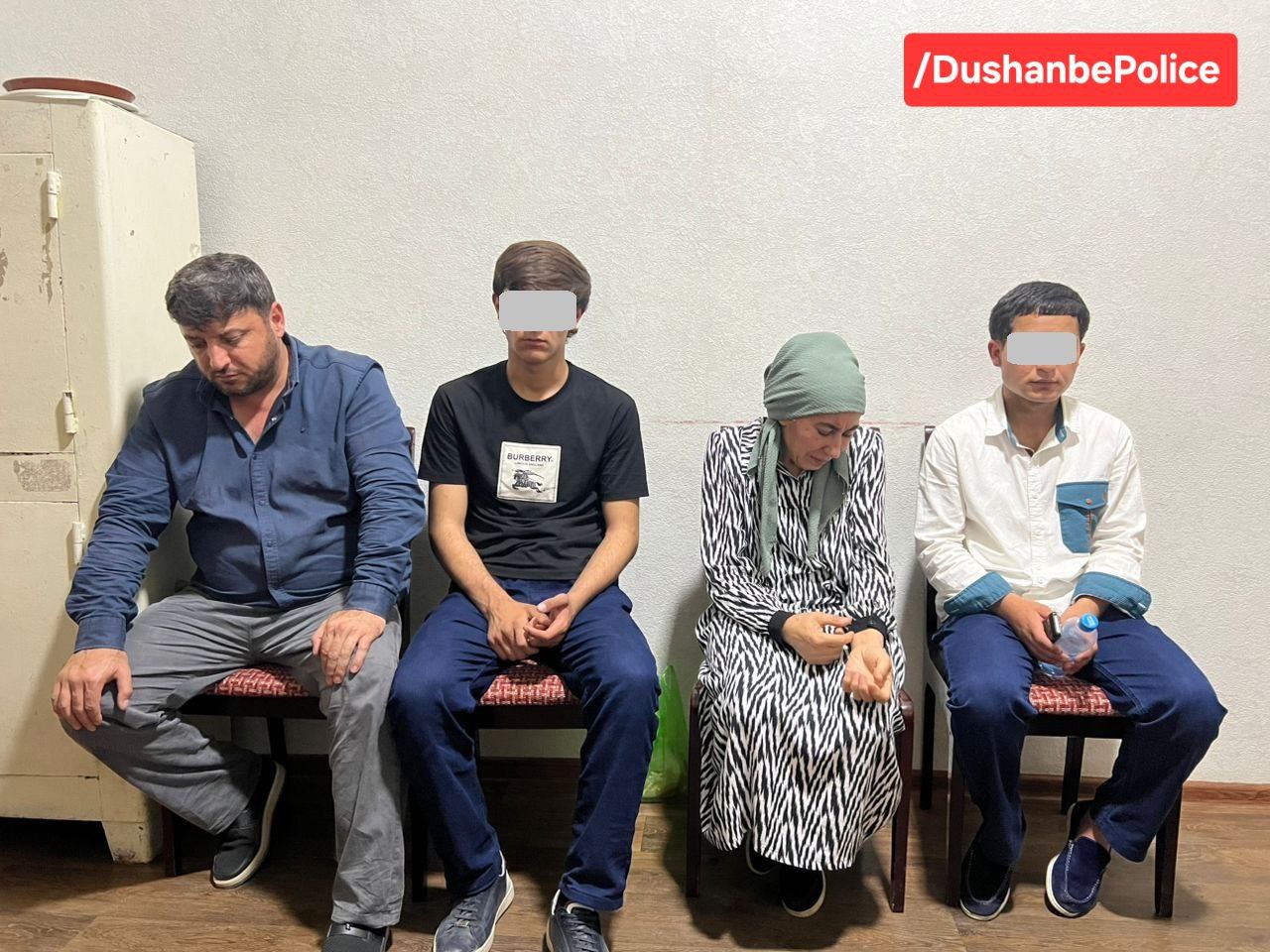 在杜尚别，青少年拍摄了一段有刀和酒的视频；他们的父母被追究责任。