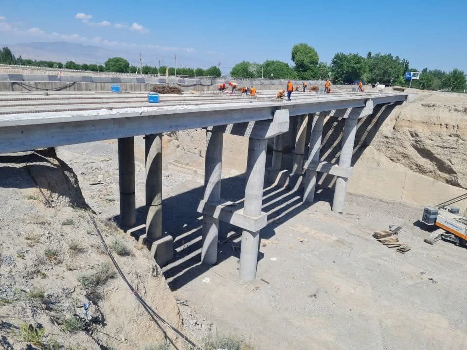 杜尚别-恰纳克公路上的38座桥梁和隧道正在进行翻新。