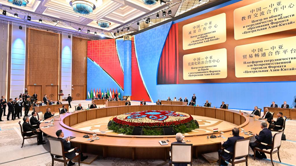 王毅：此次峰会最重要的成果是签署了《中国永久友好合作条约》。