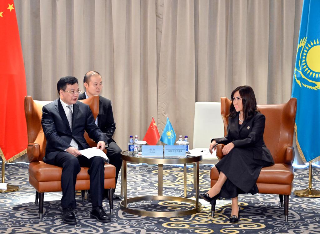 新华社与哈萨克斯坦总统电视广播公司签署合作协议。