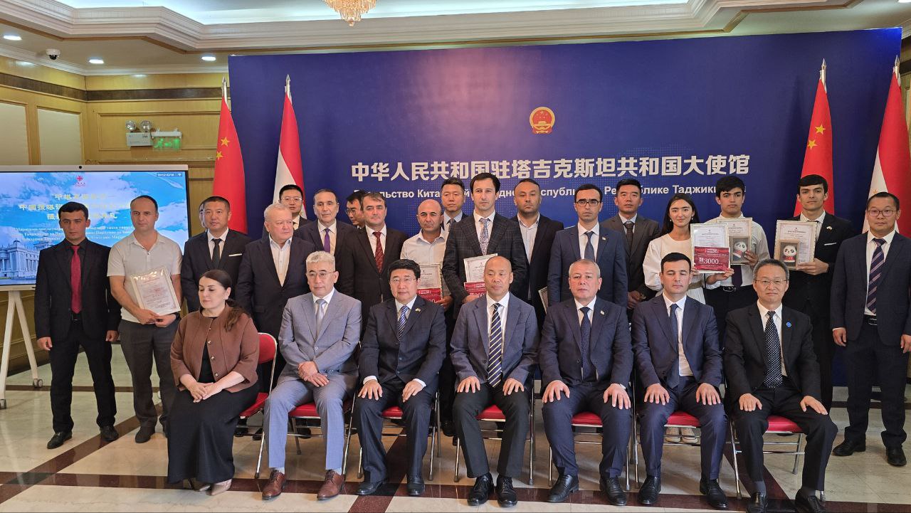 “中国与塔吉克斯坦友谊象征”摄影比赛的获奖者在杜尚别接受表彰。