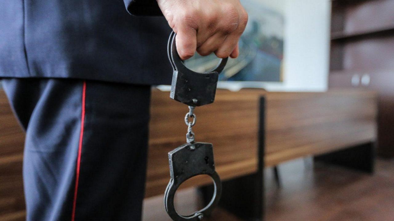 一名内政部雇员因涉嫌欺诈和敲诈勒索被捕。