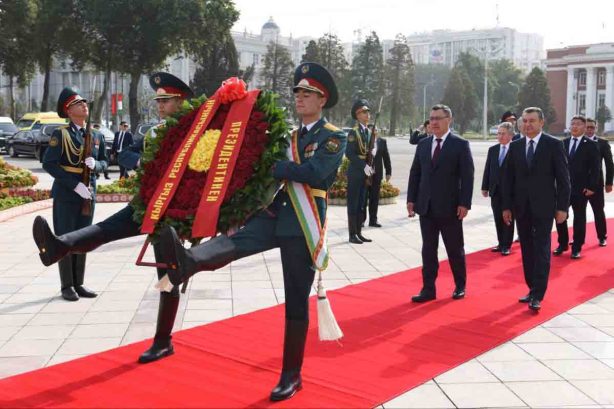 吉尔吉斯共和国总统萨德尔·扎帕罗夫向伊斯梅尔·索莫尼纪念碑敬献花圈