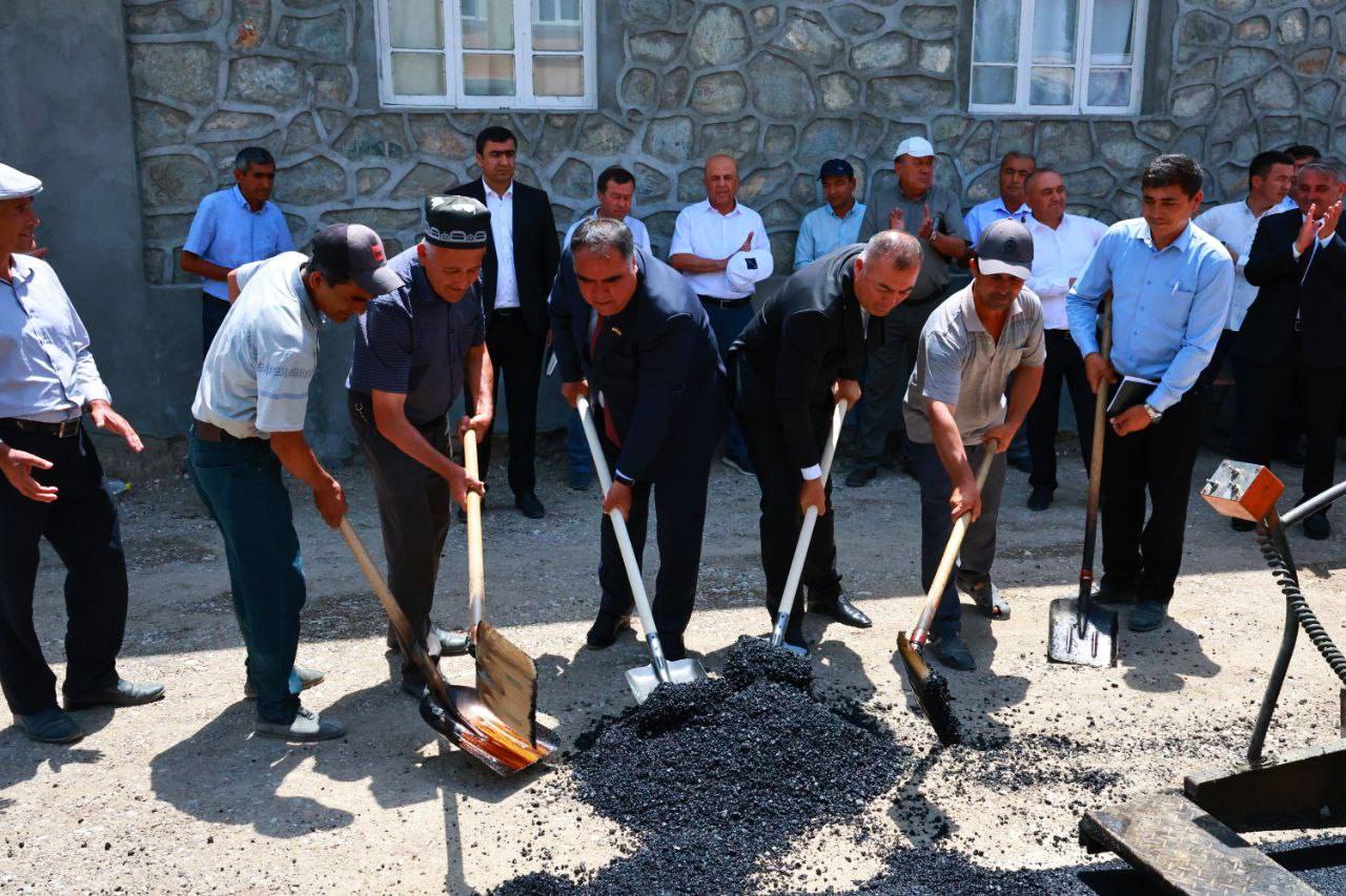 在艾宁斯基区,一条长达 6 公里的道路已开始大规模铺设沥青。