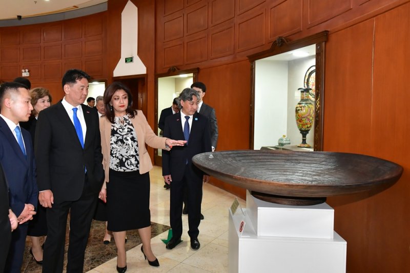 蒙古国总统参观了塔吉克斯坦国家博物馆