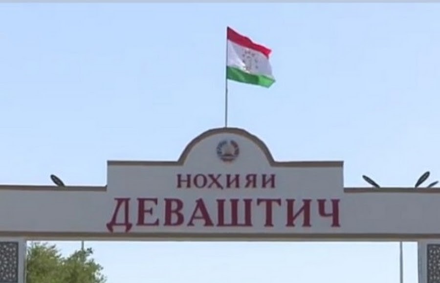 埃莫马利·拉赫蒙在德瓦什蒂奇地区开通了一条灌溉管道，并熟悉了该地区的马铃薯生产情况。