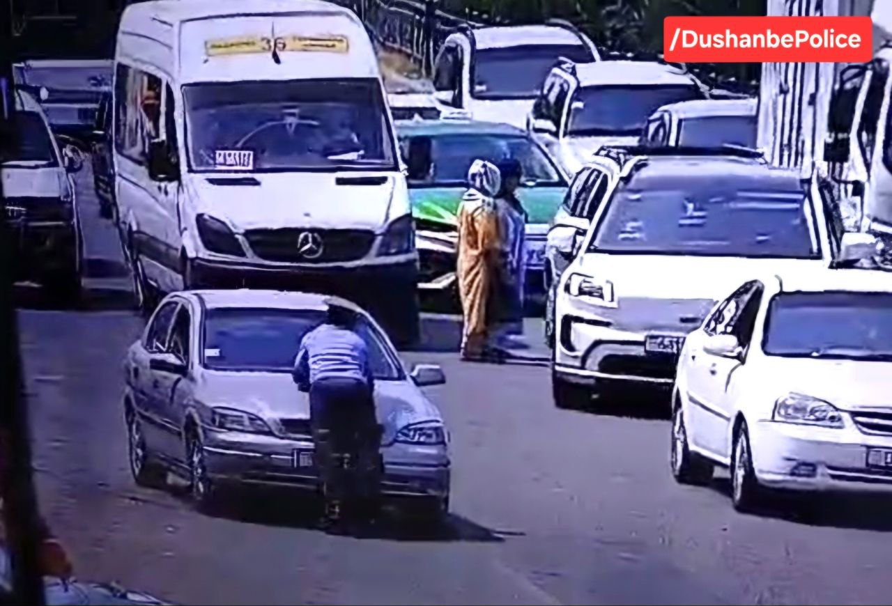 在杜尚别科尔沃市场，一名司机撞倒了一名警察。