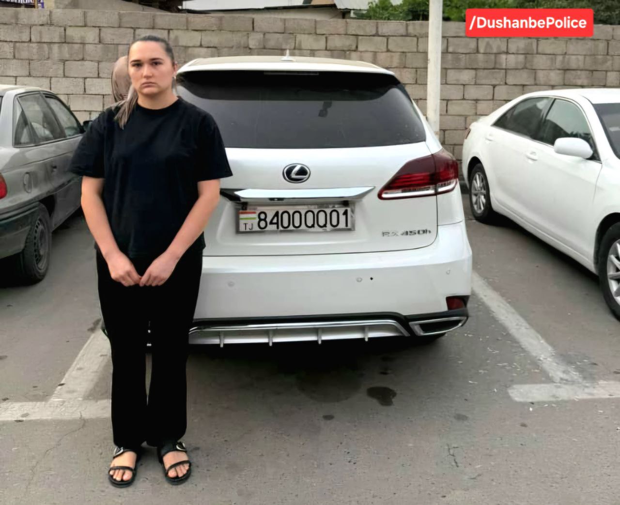 在杜尚别，一辆雷克萨斯轿车撞倒了一名9岁女孩。