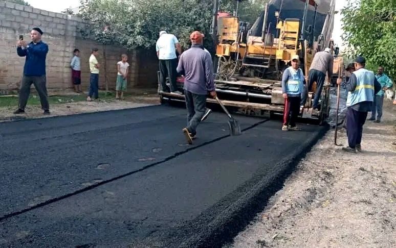 在希萨尔县拉夫尚迪隆村，为迎接独立日，村内道路的维修工作已经开始。