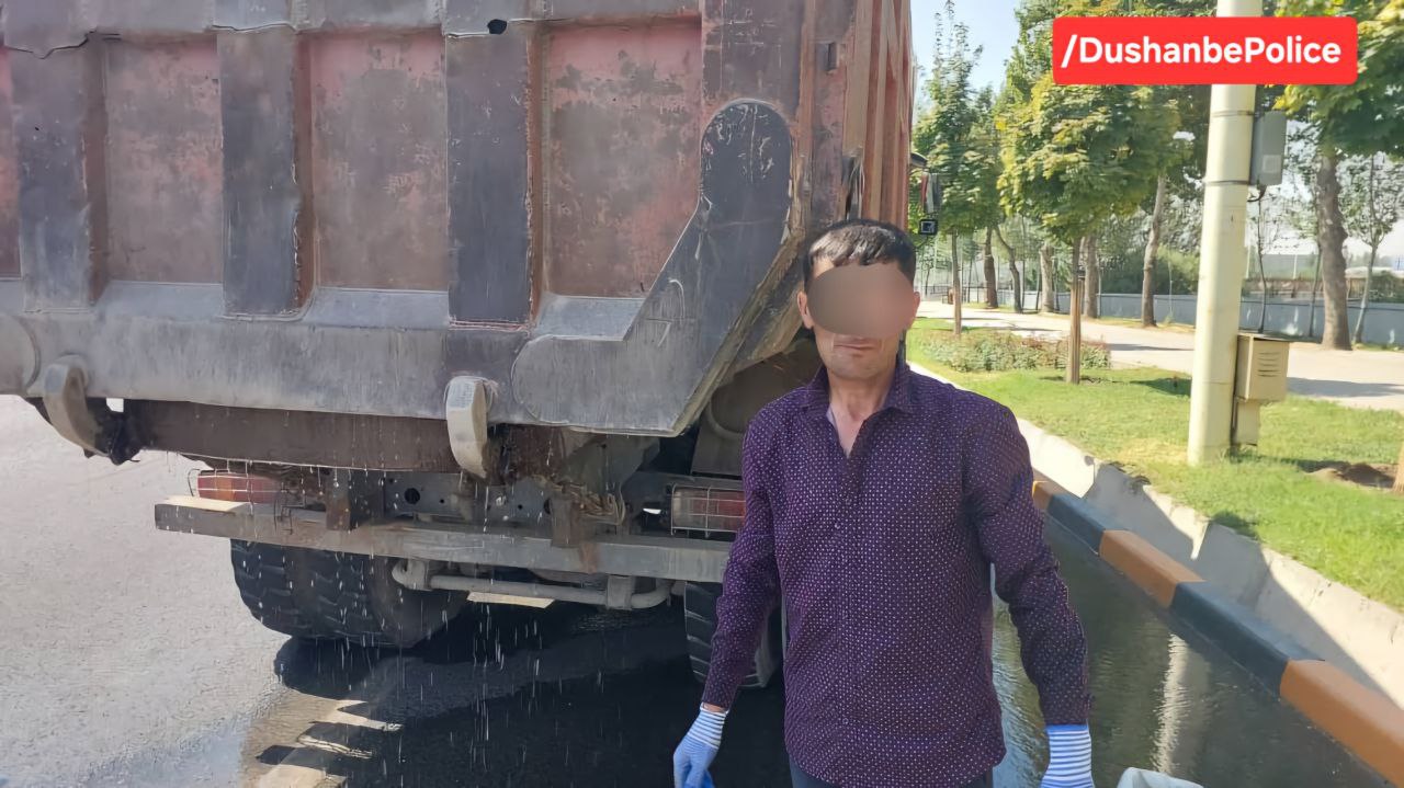 在杜尚别，一名司机因向道路上乱扔碎石而被罚款。