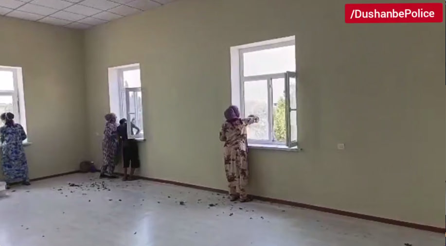 在杜尚别，那些因违反行政法而被逮捕的人将被送往社区服务。