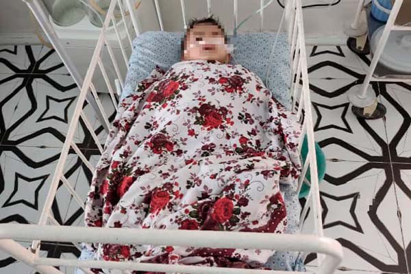 紧急情况部人员在哈特隆从池塘中救出了一名 18 个月大的女婴。