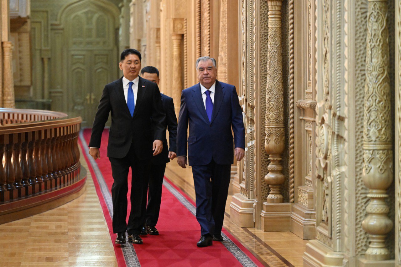 埃莫马利·拉赫蒙和乌赫纳吉因·呼日勒苏赫在杜尚别举行会谈