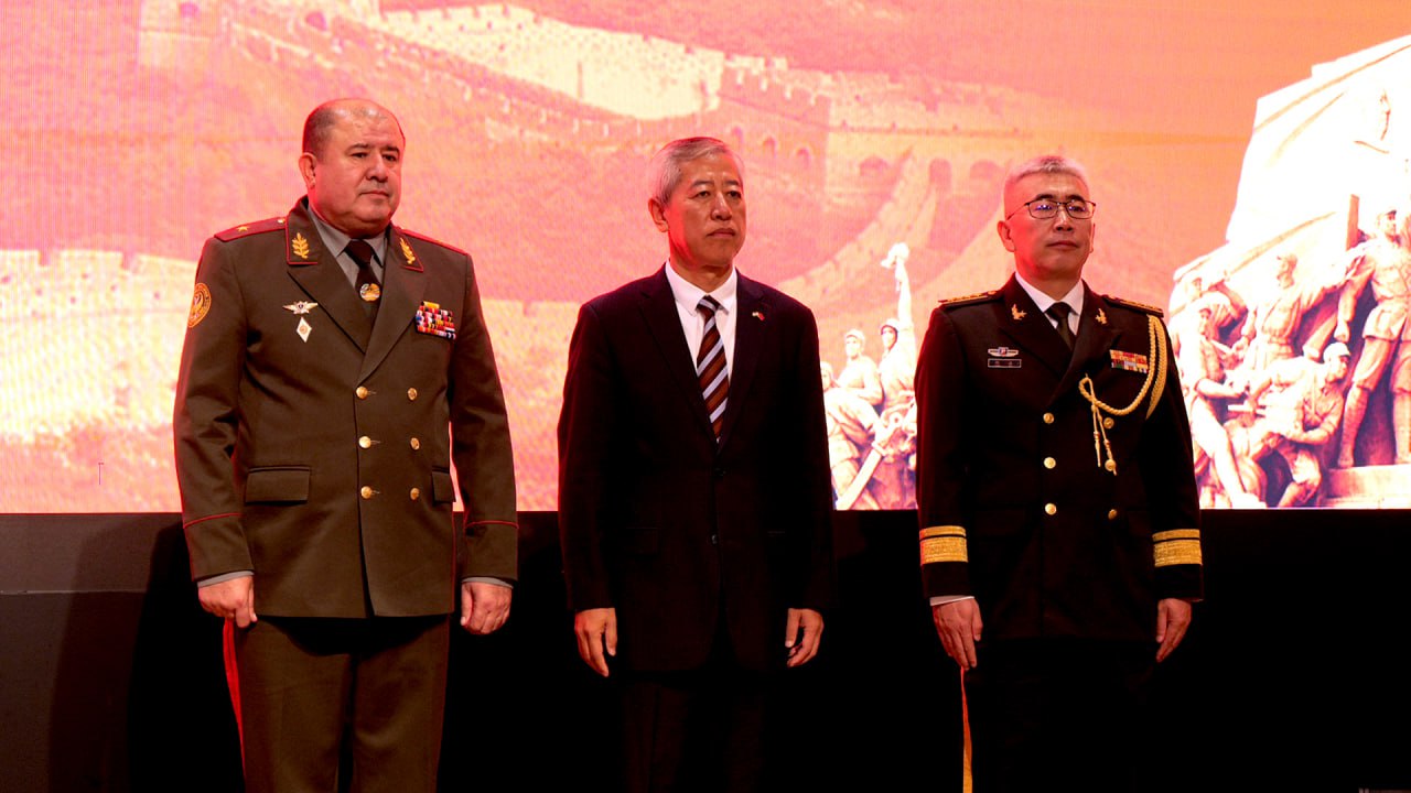 为庆祝中国大使就职和中国人民解放军建军98周年，杜尚别举行了盛大的招待会。