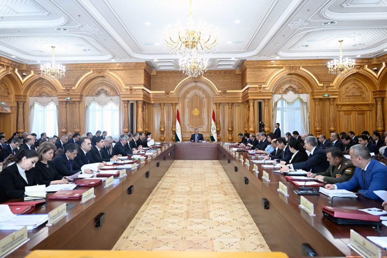 埃莫马利·拉赫蒙召开了一次政府会议