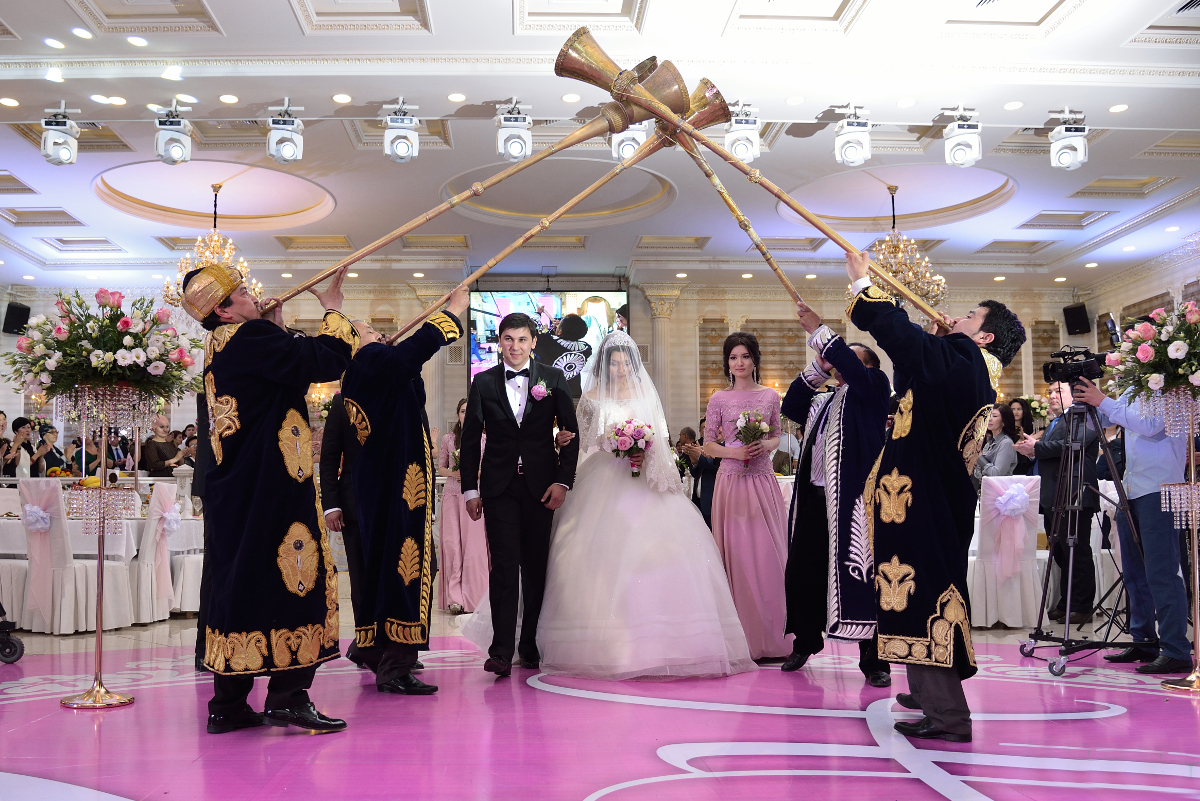 在过去的六个月里，塔吉克斯坦的结婚和离婚数量有所下降，而出生率和死亡率则有所上升。