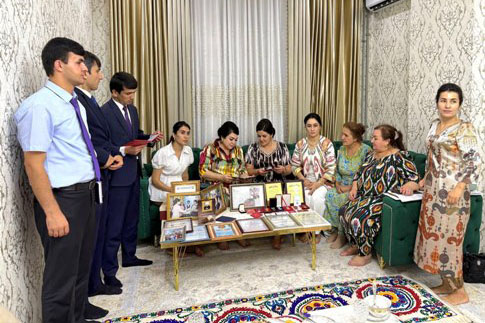 “最佳夫妻”和“孩子是父母的快乐”评选活动在杜尚别举行。