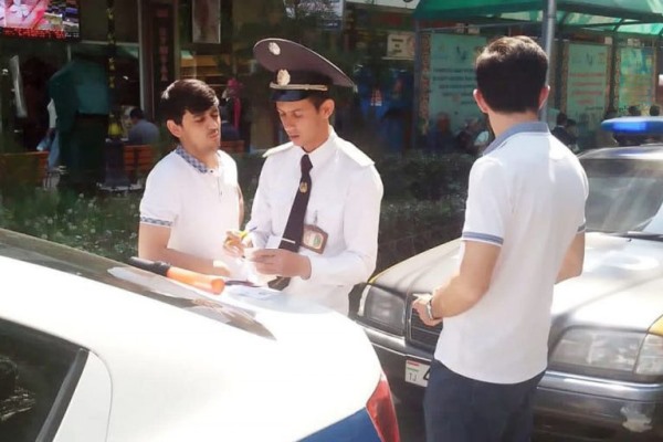 杜尚别道路上正在进行巡逻，以确保遵守客运法规。