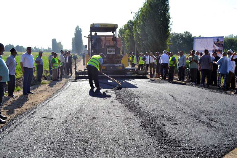 在马查县帕尔多拉克乡的农村地区,超过3公里的道路已经铺设完毕。