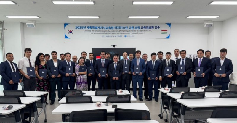 在韩国的塔吉克教师获得了 KLIC LEAD 全球研讨会 2025 项目的证书。