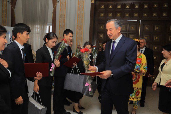 在哈特隆地区,23名教师被分配了土地。