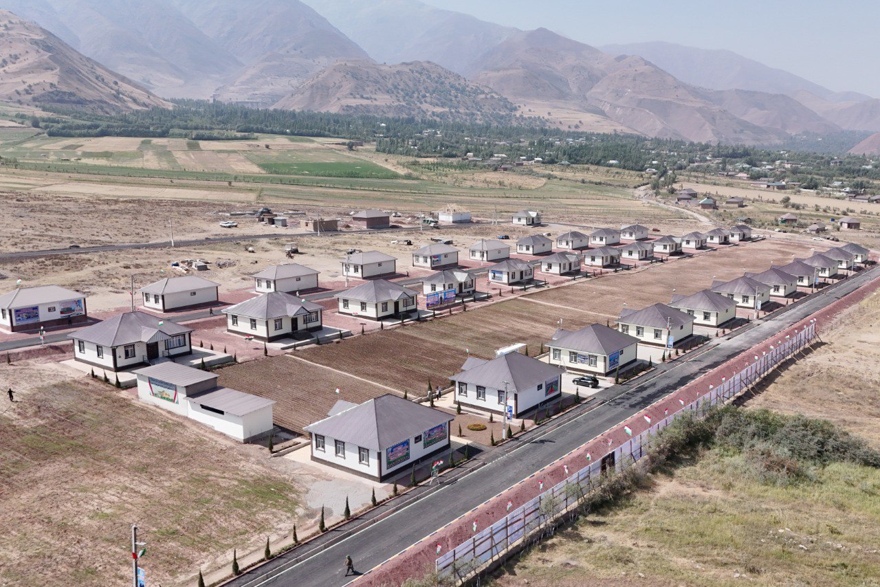 埃莫马利·拉赫蒙为拉什特山谷地震灾民提供了新房。