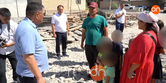 塔什耶夫​​训斥了贾拉拉巴德地区的一个大家庭，但承诺会帮助他们解决住房问题。