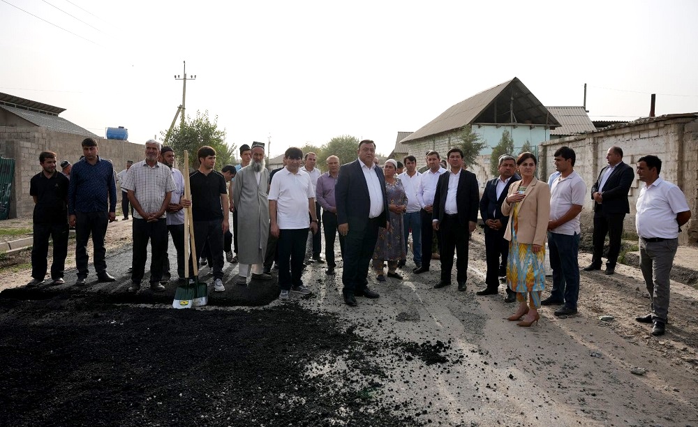 沙罗拉-杜尚别公路的沥青铺设工程已在吉萨尔开始。