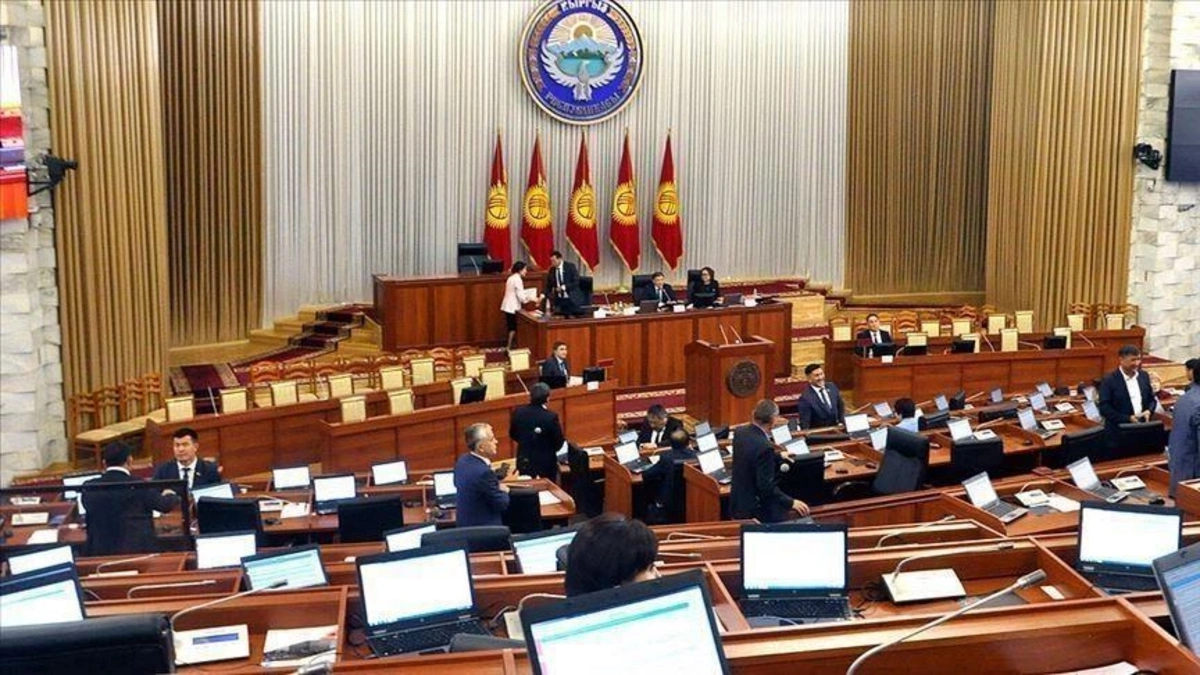 吉尔吉斯斯坦议会决定提前解散。