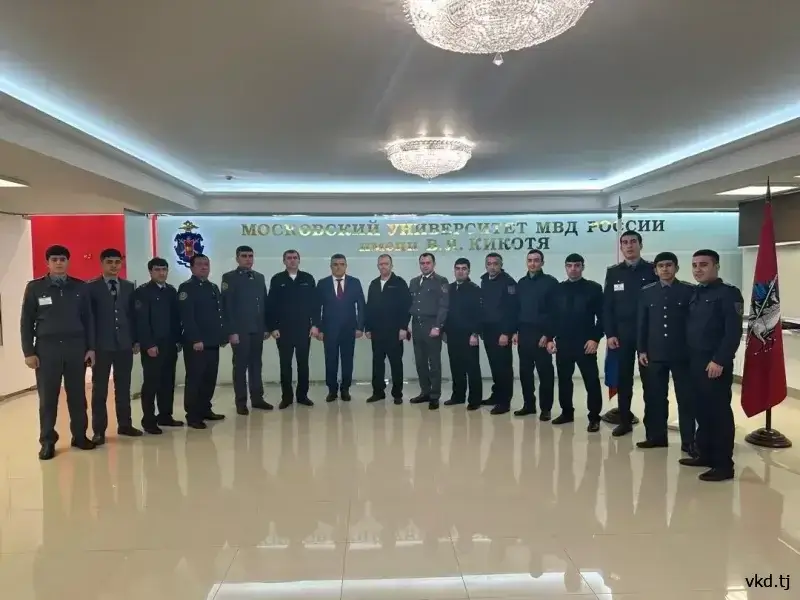 在俄罗斯内务部莫斯科大学举行了向塔吉克斯坦学员赠送教材的仪式。