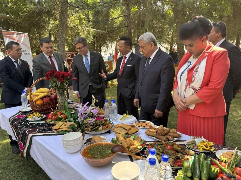美国向塔吉克斯坦人民运送了75吨粮食援助。