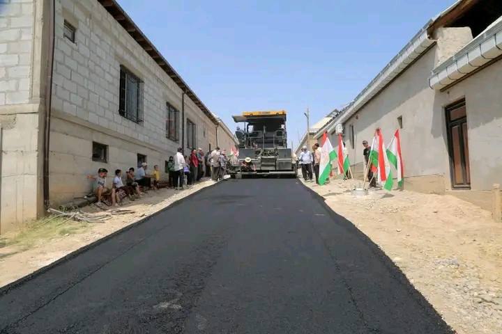 在伊斯塔拉夫山，三个月内铺设了超过 60 公里的道路。
