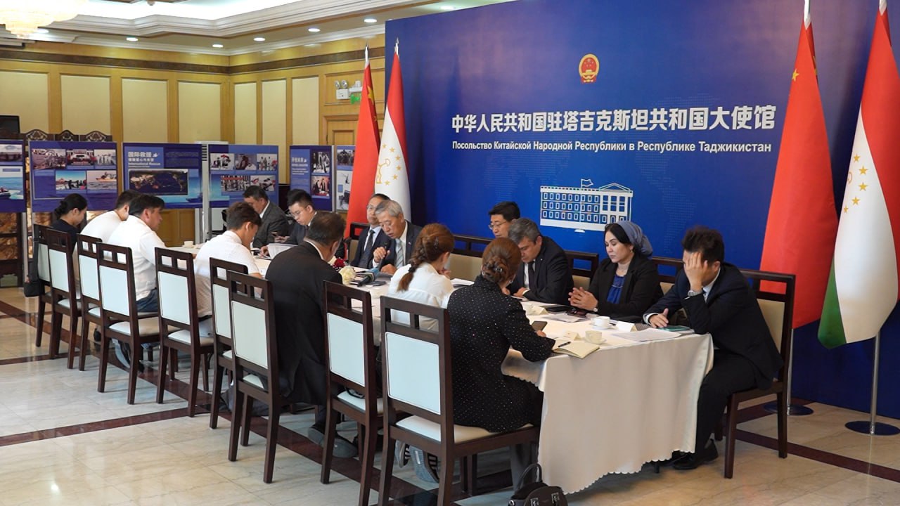 中国驻塔吉克斯坦大使总结了第25届上海合作组织峰会的成果，并指出与塔吉克斯坦的战略伙伴关系。