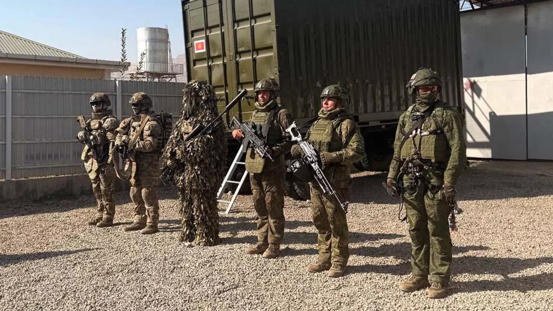独联体和集体安全条约组织国家在法赫罗博德训练场举行了联合反恐演习。