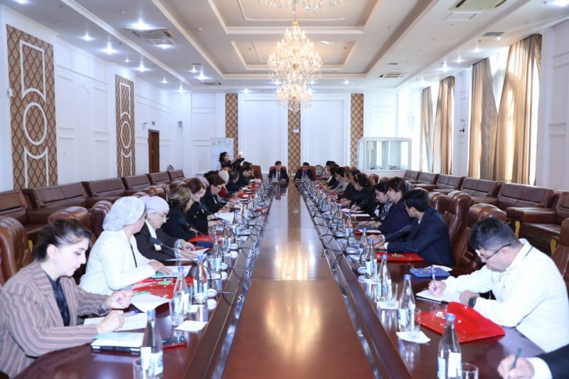 在杜尚别，与会者讨论了为民众提供微量营养素和维生素补充剂的措施。