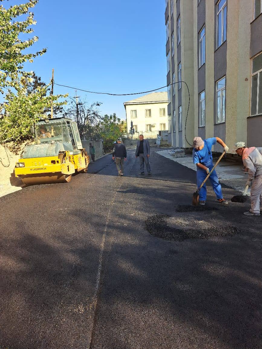 在彭吉肯特,116公里长的地方道路已及时修复,赶在独立35周年纪念日之前完工。