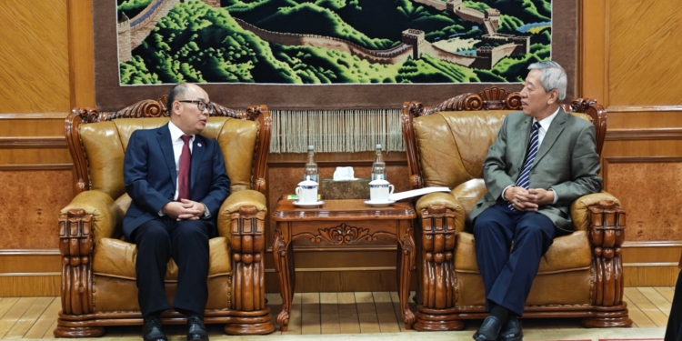 中国大使与专家们探讨了在法治和法治文明领域交流经验的议题。
