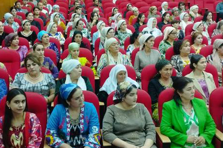 在杜尚别，200名妇女获得了总统拨款，用于发展创业和手工艺。