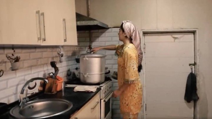 在乌兹别克斯坦，一名女子杀死了她的婆婆和丈夫，并烹制了土耳其饺子（manti）。
