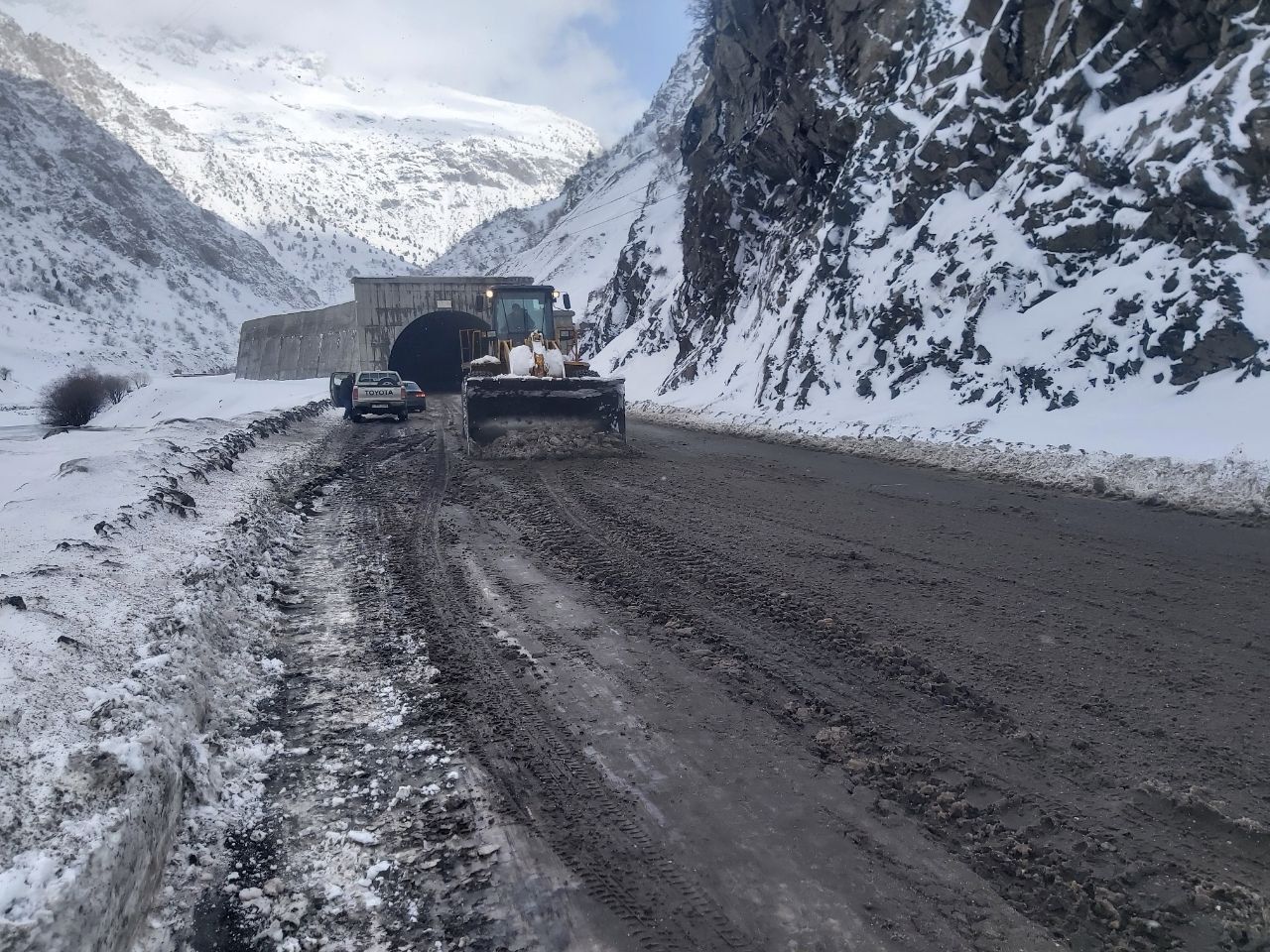 杜尚别-恰纳克公路迎来了第一场雪。