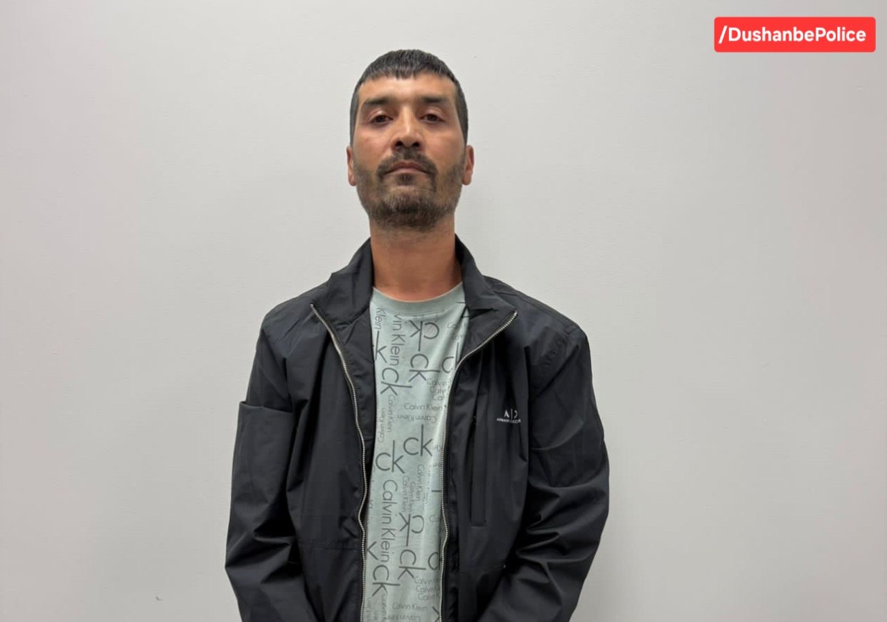 一名男子冒充执法人员殴打出租车司机,已被杜尚别警方拘留。